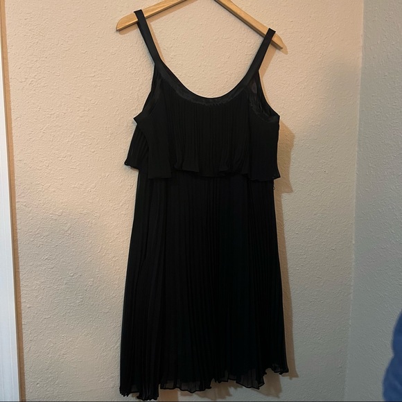 WHBM Pleated Chiffon dress - Picture 4 of 4